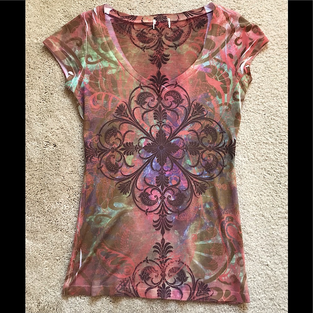 🆕🔥CHARLOTTE RUSSE REALLY CUTE V-NECK SHORT SLEEVE SHIRT MULTICOLORED FITTED - Picture 1 of 4
